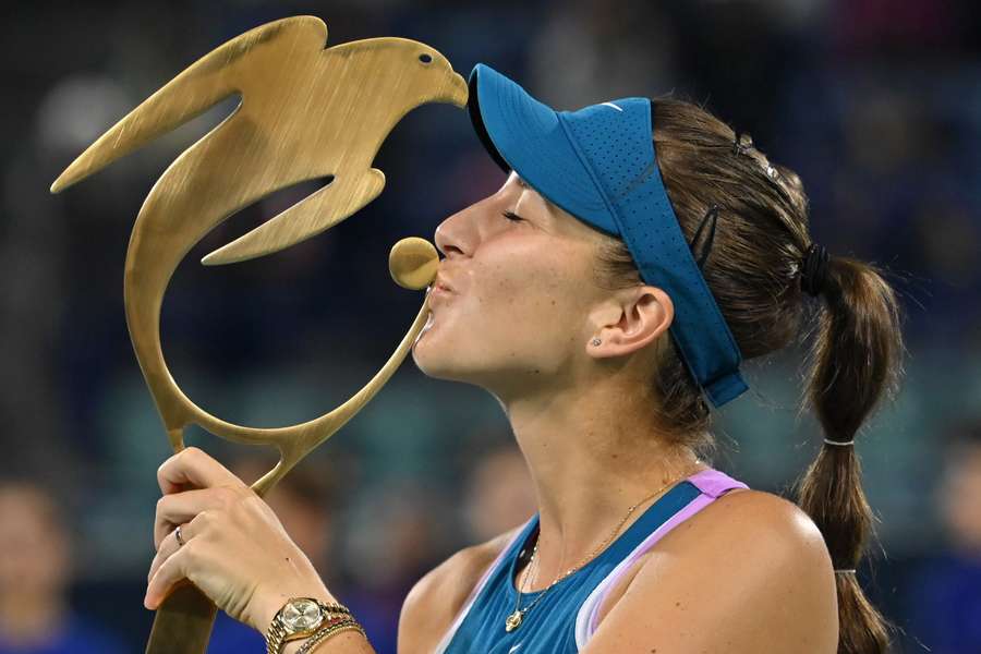 Belinda Bencic com o troféu do torneio de Abu Dhabi