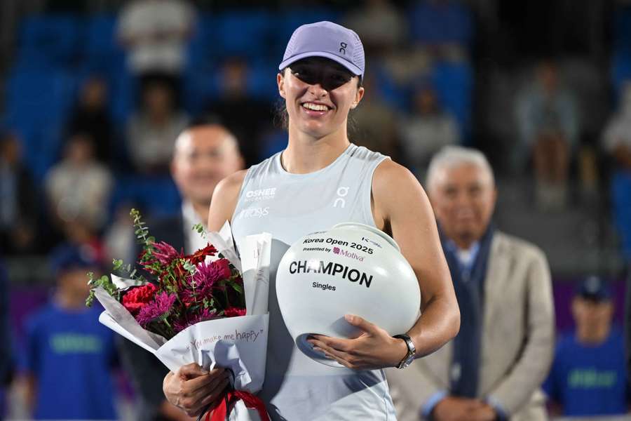Tenis Flash: Świątek gra o tytuł w Seulu. Europejczycy z problemami w Laver Cup