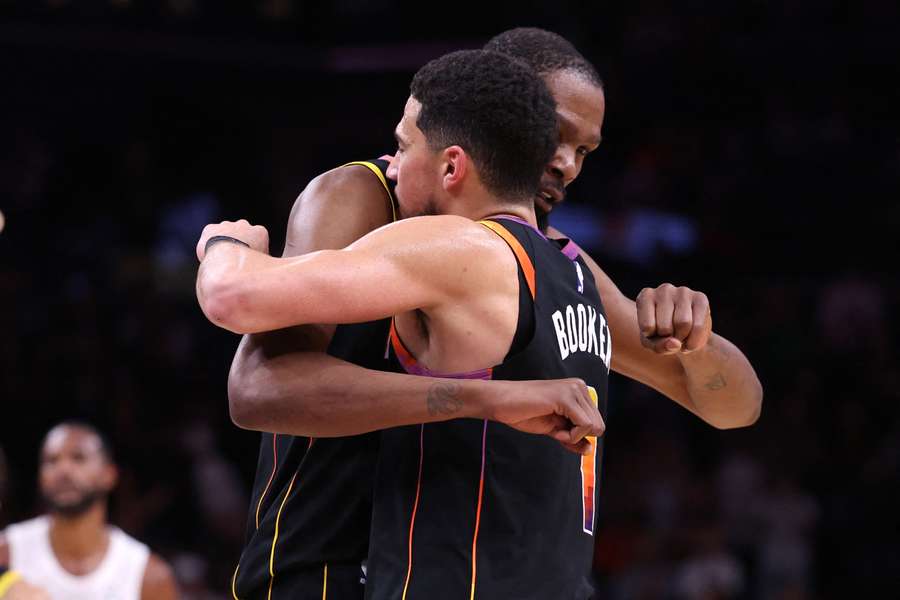Durant abraza a Booker tras la victoria de los Suns sobre los Cavaliers.