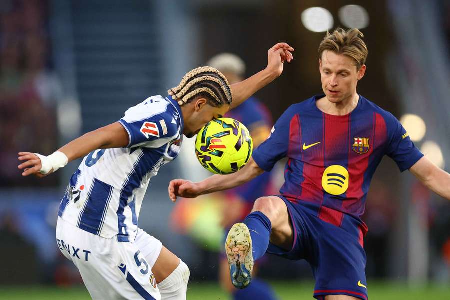 Kontuzjowany Frenkie de Jong będzie pauzował 5-6 tygodni Kontuzjowany Frenkie de Jong będzie pauzował 5-6 tygodni