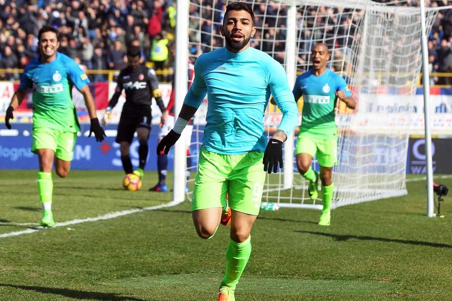 Gabigol comemora marcado sobre o Bologna no Campeonato Italiano 