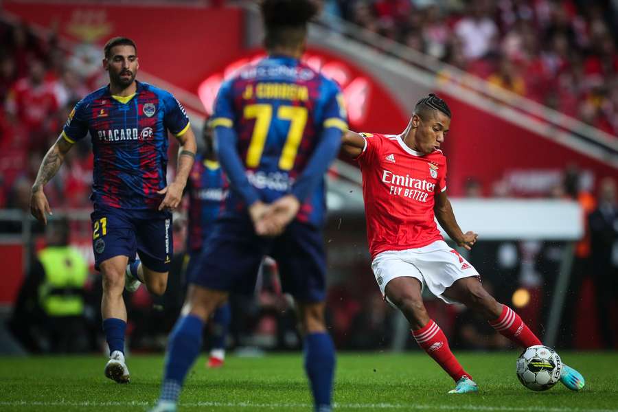 Benfica goleia Chaves (5-0) e foge na liderança do campeonato