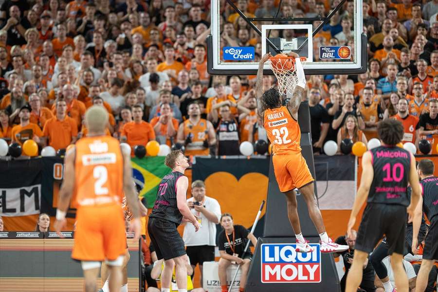 Joshua Hawley (32) mit dem Dunk.