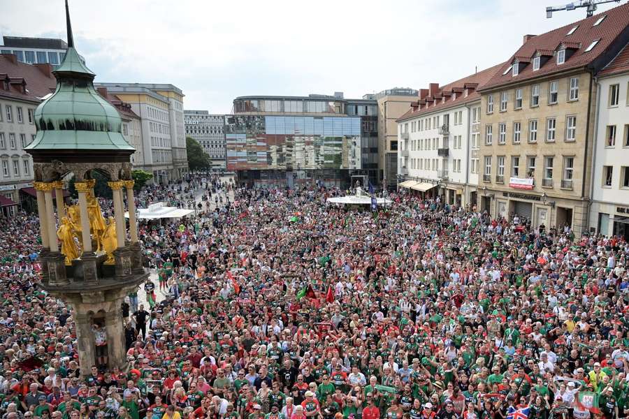 Tausende SCM-Fans am Alten Markt in Magdeburg