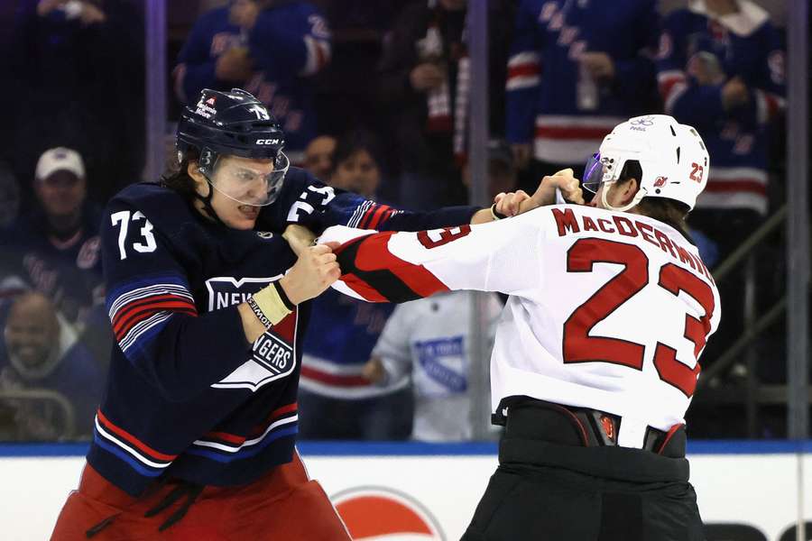 NHL-kamp starter med slagsmål og ti udvisninger