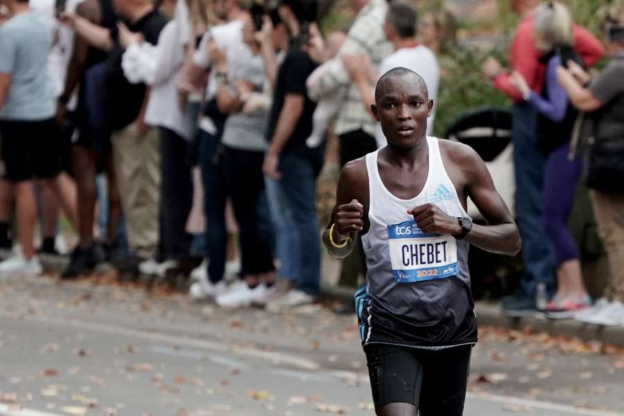 Kenyans Chebet and Lokedi wins in New York on marathon debut