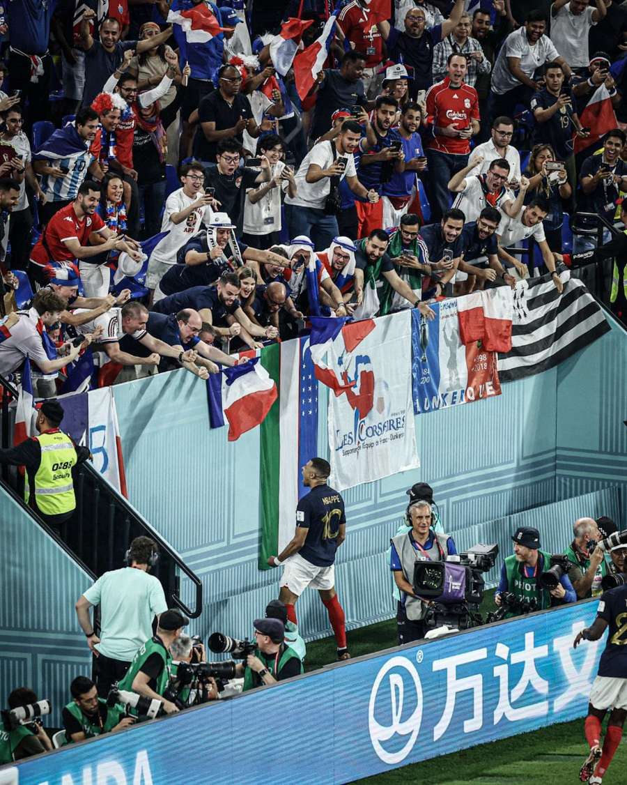 Kylian Mbappé célébrant un but devant les supporters français