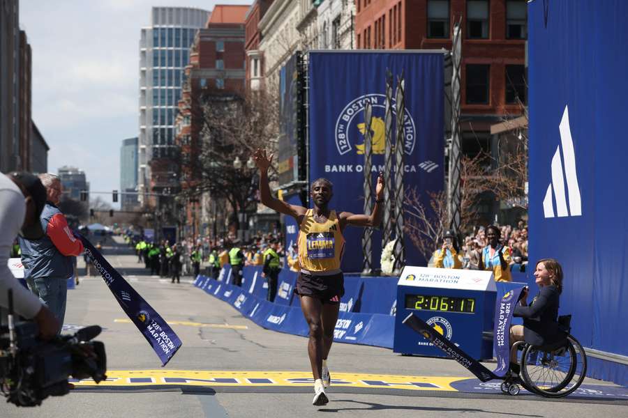 Sisay Lemma v cíli Bostonského maratonu.