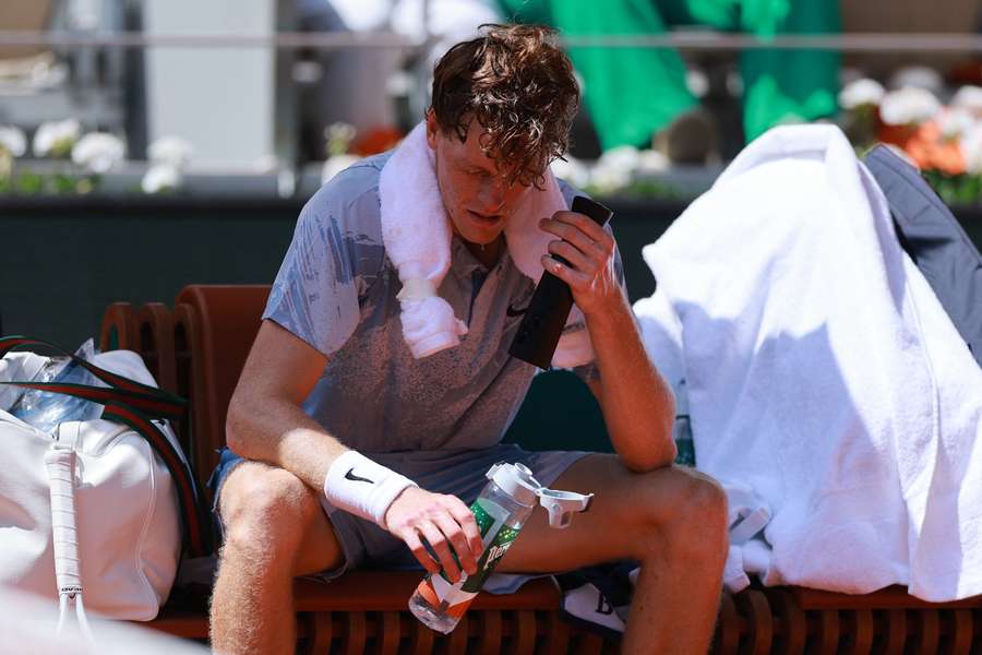 Jannik Sinner tries to cool himself down Jannik Sinner tries to cool himself down