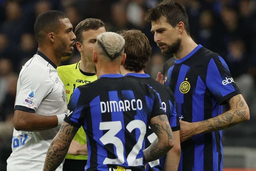 Juan Jesus e Acerbi após injúria racial no jogo entre Inter de Milão e Napoli