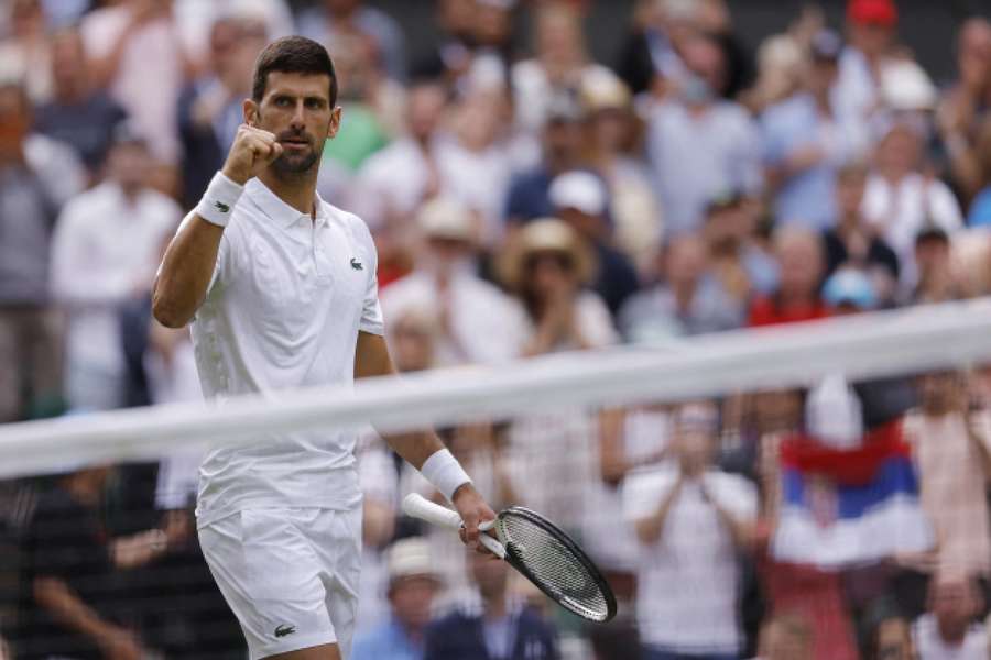 Novak Djokovic festeggia dopo aver vinto il suo incontro di primo turno contro Pedro Cachin
