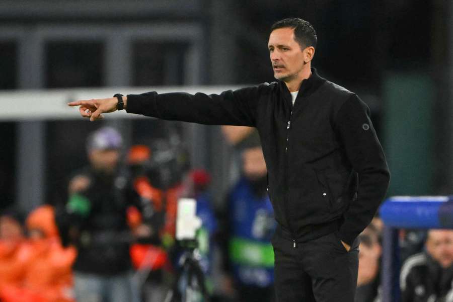 Dino Toppmöller an der Seitenlinie. Dino Toppmöller an der Seitenlinie.