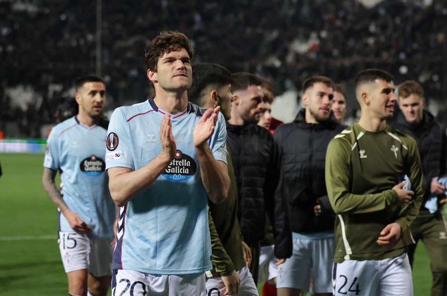Marcos Alonso y otros jugadores agradecen el apoyo de los aficionados desplazados Marcos Alonso y otros jugadores agradecen el apoyo de los aficionados desplazados