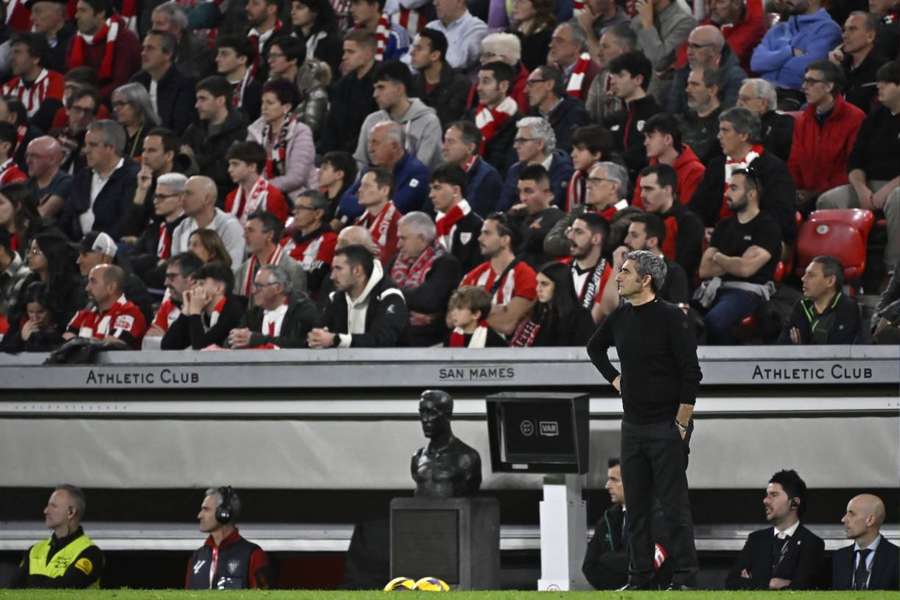 Ernesto Valverde con la grada de San Mamés de fondo