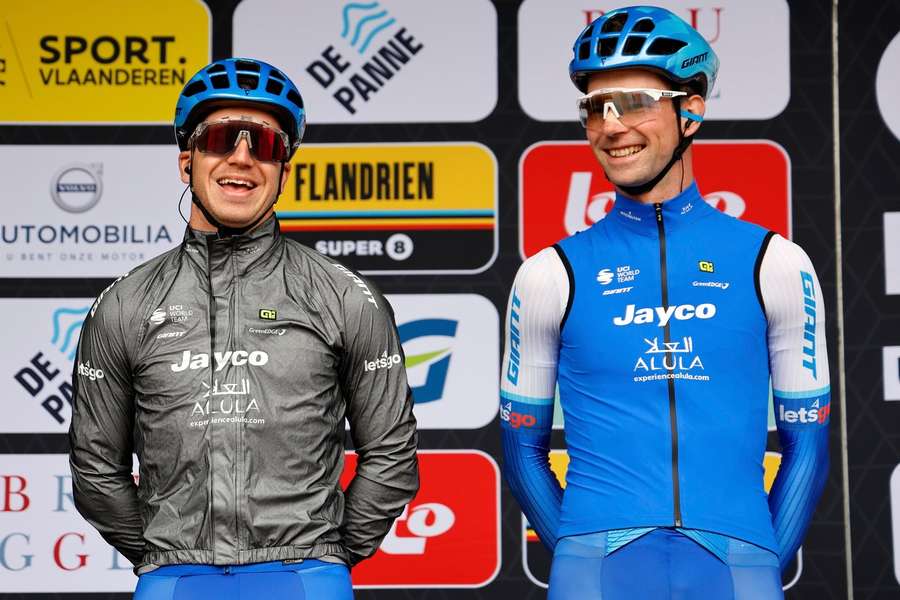 Teamgenoten Dylan Groenewegen en Elmar Reinders van Jayco AlUla