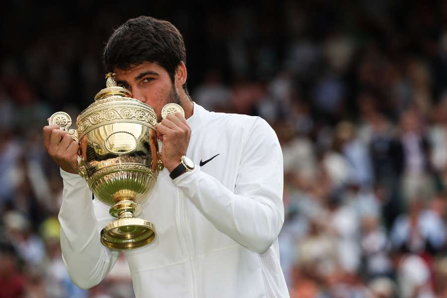 Alcaraz destrona Djokovic e proclama-se rei mundial do ténis em Wimbledon