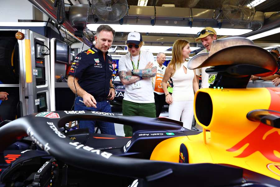 Teambaas Christian Horner tijdens de F1 Grand Prix van Amerika met zanger Ed Sheeran