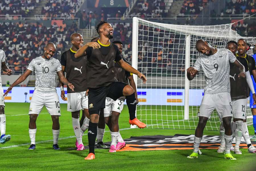 Il sudafricano Evidence Makgopa (R) festeggia con i compagni di squadra dopo aver segnato il gol d'apertura