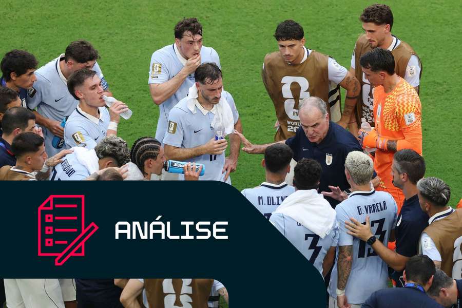 Marcelo Bielsa durante uma pausa para hidratação frente à Arábia Saudita Marcelo Bielsa durante uma pausa para hidratação frente à Arábia Saudita
