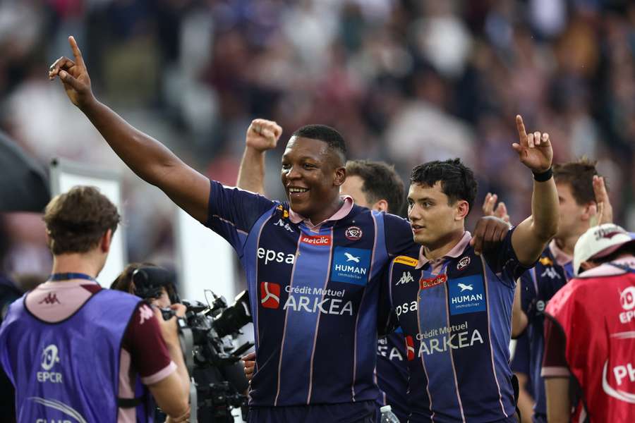 Cameron Woki (L) and Louis Bielle-Biarrey celebrate their side's victory