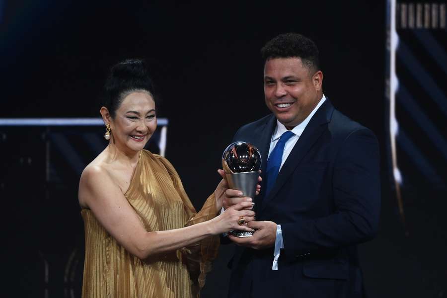 Márcia Aoki e Ronaldo exibem troféu de homenagem a Pelé