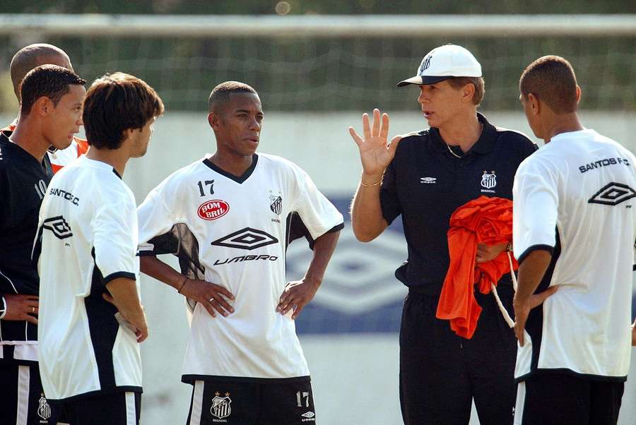 Leão (de boné) foi o 1º goleiro a ser campeão como técnico Leão (de boné) foi o 1º goleiro a ser campeão como técnico