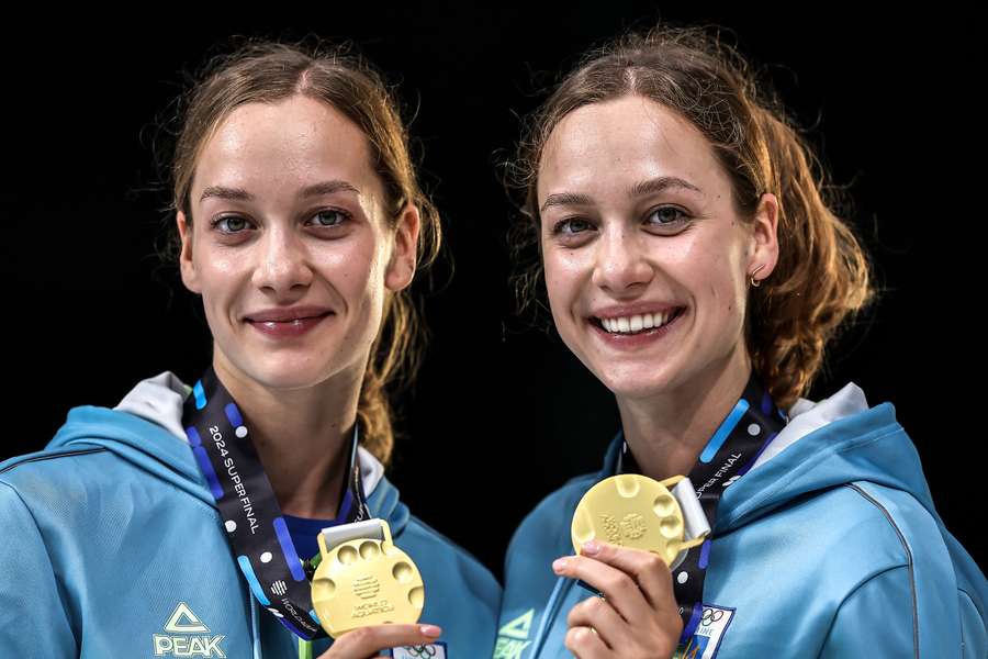 Maryna y Vladyslava Aleksiiva, felices tras lograr una medalla.