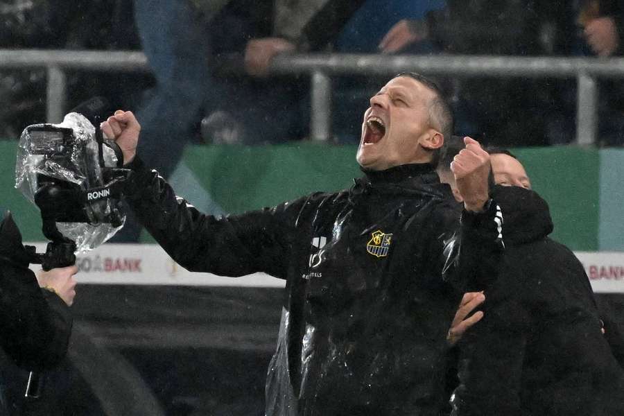 Rüdiger Ziel feiert im Regen von Saabrücken den Einzug ins Pokal-Halbfinale.