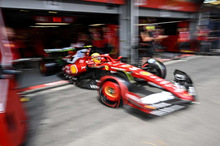 Lewis Hamilton im roten Ferrari