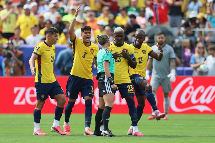Ecuador's Alan Franco, Piero Hincapie, Moises Caicedo and Enner Valencia complain to referee Tori Penso