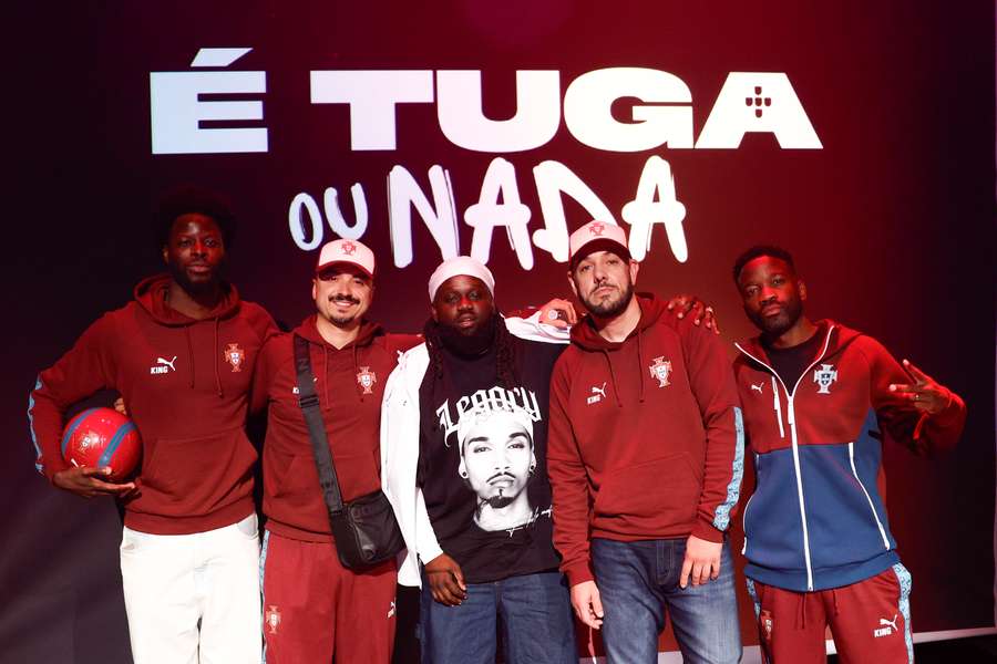 O músico Sam The Kid, ladeado pelos músicos que com ele criaram a música "Tuga ou Nada", de apoio à seleção de Portugal O músico Sam The Kid, ladeado pelos músicos que com ele criaram a música "Tuga ou Nada", de apoio à seleção de Portugal