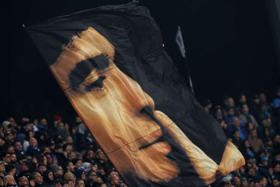 Il bandierone con Maradona
