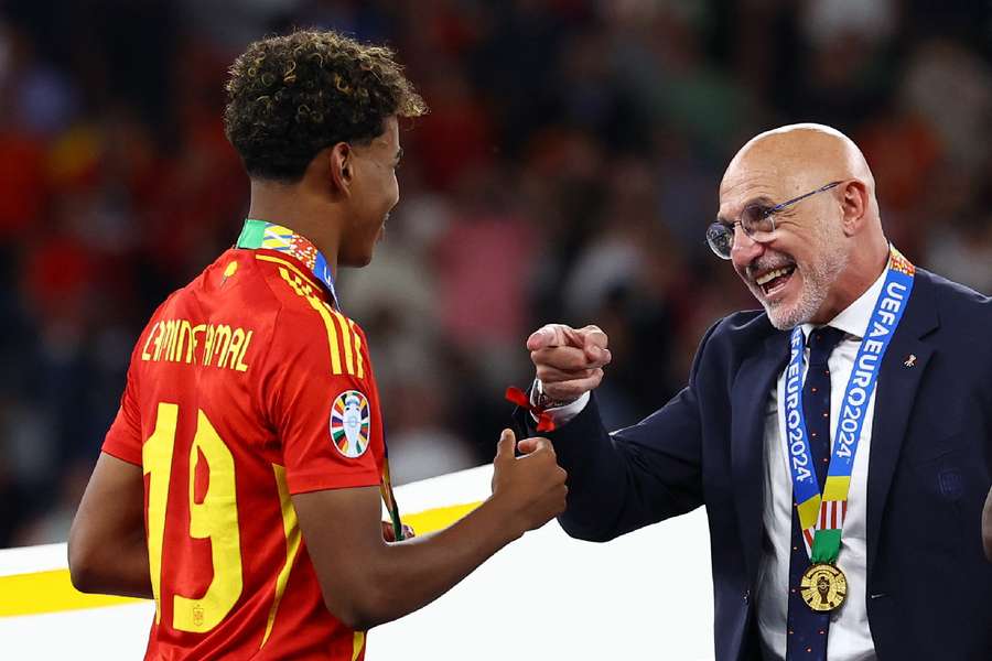 Lamine Yamal shakes hand of head coach De la Fuente