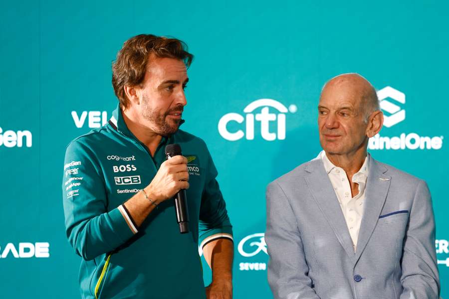 Fernando Alonso com Adrian Newey