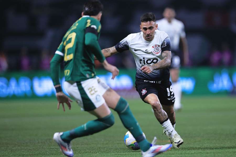 Gustavo Mosquito é marcado por Piquerez no derby entre Palmeiras e Corinthians