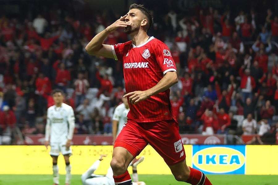 Paulinho celebra mais um golo pelo Toluca