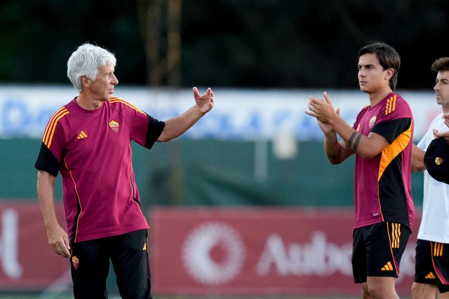 Gasperini y Dybala en el entrenamiento
