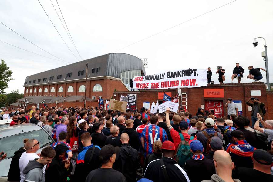 Des supporters de Palace manifestant contre l'UEFA dans les rues de Londres mardi.