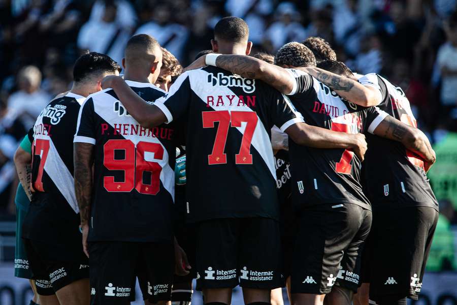 Vasco chega após demissão de técnico e presença de torcida no CT