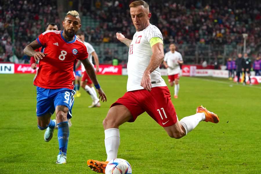 Chiles Arturo Vidal (l.) und Polens Kamil Grosicki im Zweikampf.