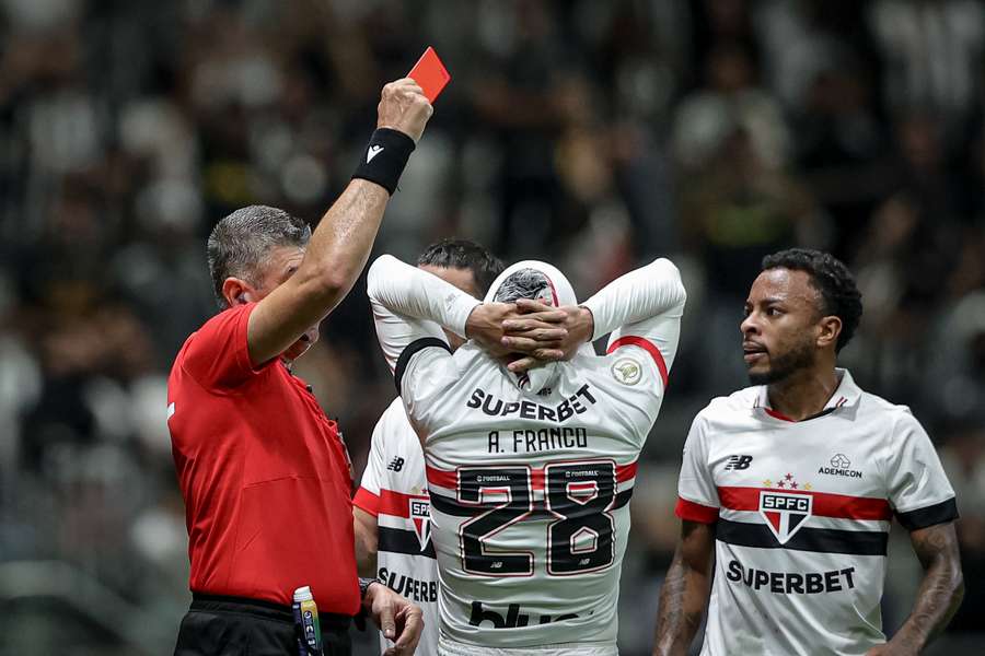 Galo ficou com um jogador a mais no segundo tempo