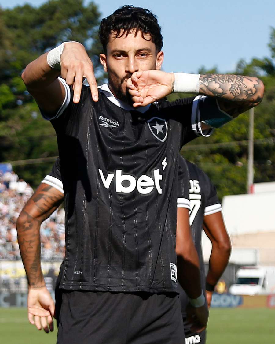 Alex Telles abriu o placar em Red Bull Bragantino 1x2 Botafogo