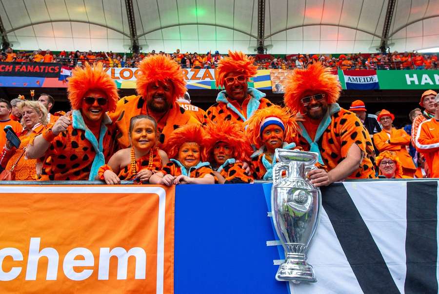 Campeones de Europa: los hinchas de la Oranje entusiasmaron al público de Hamburgo