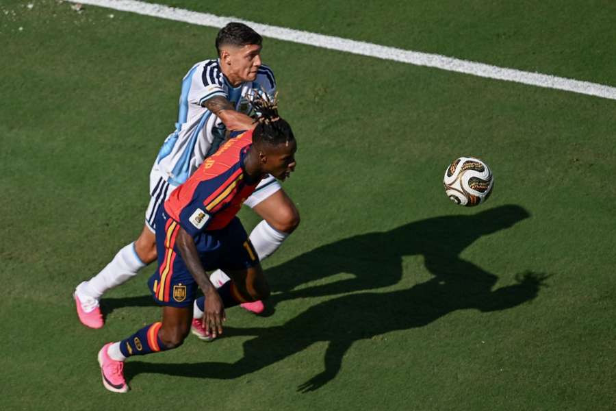 Nahuel Molina ante Nico Williams, en el España-Argentina de la final del Mundial