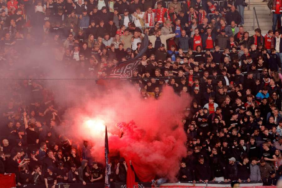 Adeptos do AZ Alkmaar com foguetes durante o jogo com o West Ham