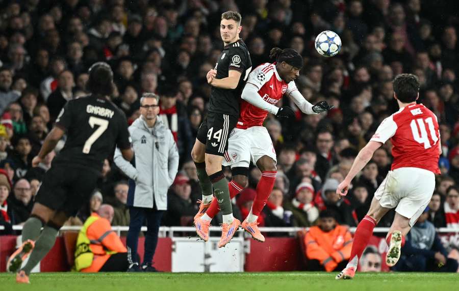 Arsenal e Bayern de Munique fizeram um primeiro tempo equilibrado