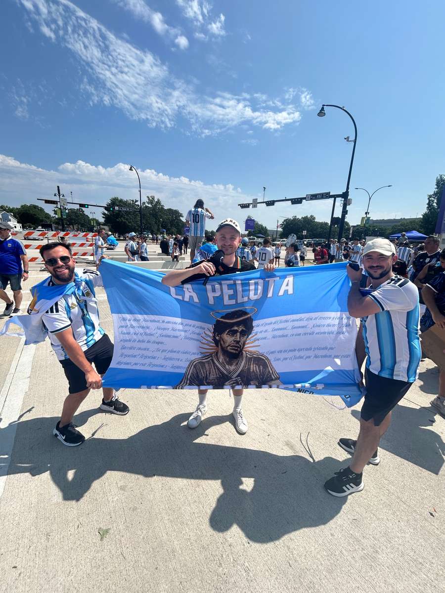 Fanoušci Argentiny s redaktorem Livesportu Janem Denemarkem (uprostřed). Fanoušci Argentiny s redaktorem Livesportu Janem Denemarkem (uprostřed).