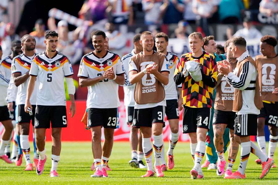 Die deutsche Mannschaft nach dem Spiel gegen die Elfenbeinküste Die deutsche Mannschaft nach dem Spiel gegen die Elfenbeinküste