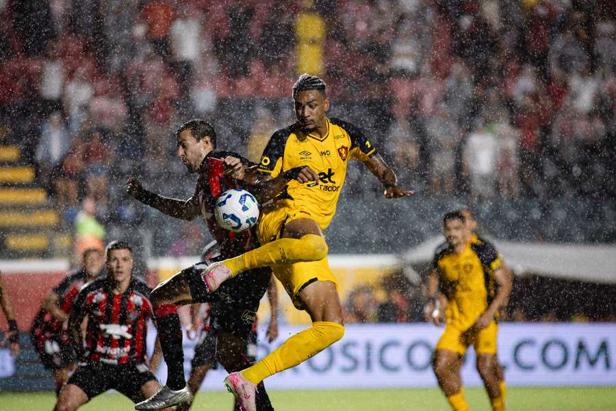 Primeiro tempo foi de chuva no Barradão