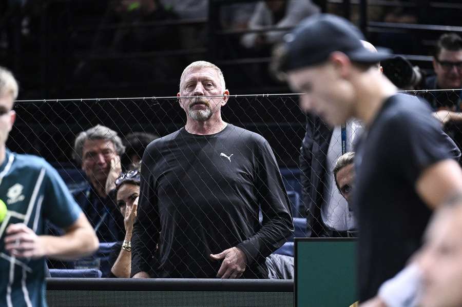 Boris Becker kigger Holger Rune over skulderen.